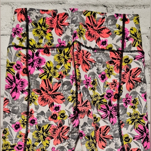 Victoria's Secret VSX Sport Colorful Floral Capris 18" Leggings - Picture 5 of 8